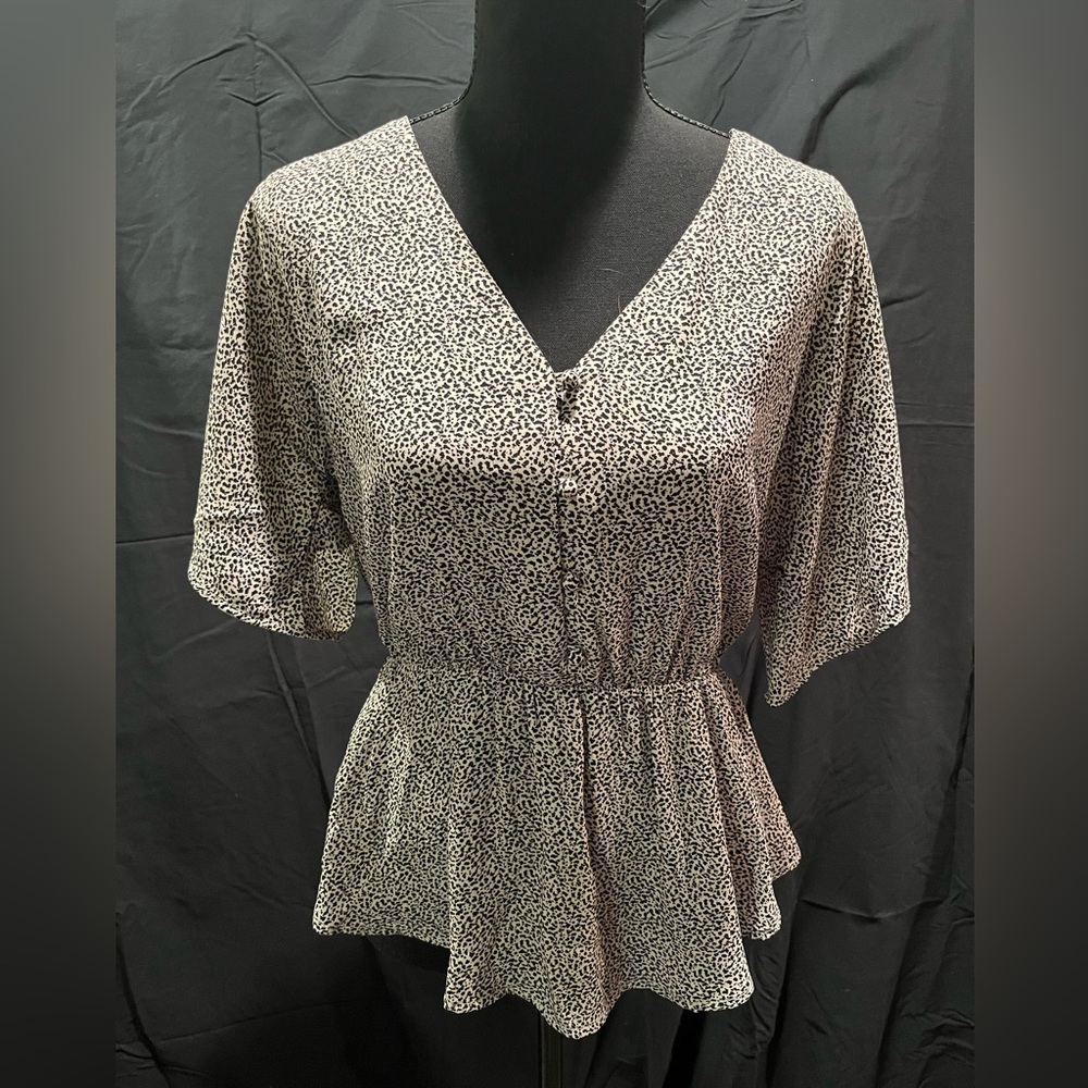 Black and white cinched waist blouse
